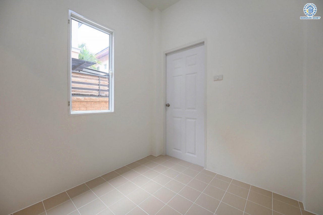 บ้านมือสองตกแต่งใหม่ โครงการ ปริญญดา ปิ่นเกล้า-พุทธมณฑลสาย 2 หลังมุม เนื้อที่ 104.5 ตร.ว.พื้นที่ใช้สอย 197.8 ตร.ม. ฟังก์ชัน 3 ห้องนอน 5 ห้องน้ำ 1 ห้องแม่บ้าน จอดรถได้ 2 คัน บนทำเลเดินทางสะดวก เชื่อมต่อ ถ.พุทธมณฑลสาย 2 ใกล้ทางคู่ขนานลอยฟ้าบรมราชชนนี, เซ็นทรัลปิ่นเกล้า และ ม.มหิดล